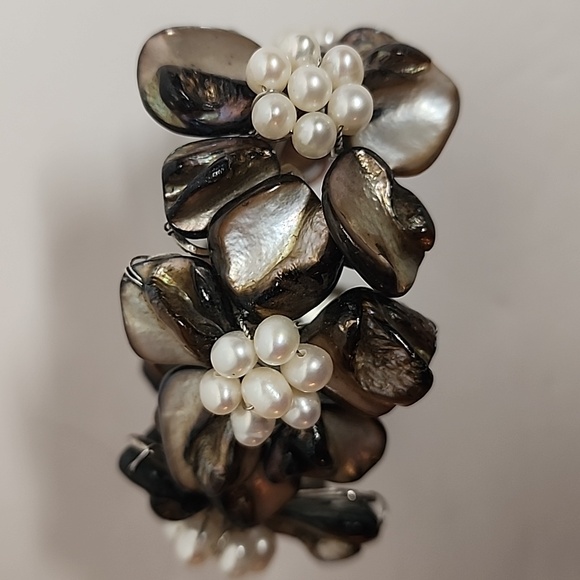 unbranded Jewelry - Elegant beautiful tropical happy floral shell and pearl adjustable bracelet.